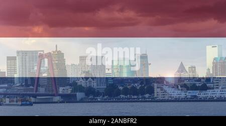 Panorama von Rotterdam über die Nieuwe Maas, Niederlande mit einem niederländischen Flagge überlagert Stockfoto