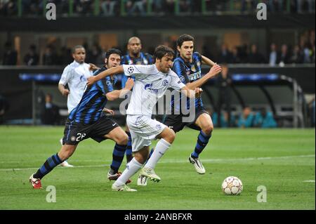 Mailand, Italien, 05. April 2011,'' San Siro Stadion, UEFA Champions League 2010/2011, FC Inter-FC Schalke 04: Raul in Aktion während des Spiels Stockfoto