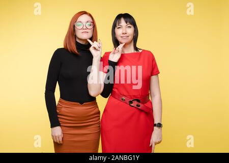 Zwei junge attraktive Frauen, die im Studio und posieren Stockfoto