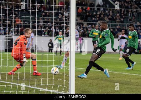 Marcus THURAM (MG) (vorne rechts, Nr. 10) Kerben das Ziel für das 1:0 gegen goalwart MERT GUENOK (Gunok, Basak); Fußball Europa League, Gruppenphase, Gruppe J, Spieltag 6, Borussia Mönchengladbach (MG) - Istanbul Basaksehir FK (Basak) 1:2, am 12.12.2019 im Borussia Mönchengladbach/Deutschland. | Verwendung weltweit Stockfoto