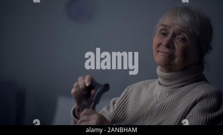 Ältere Dame weinend alleine im Zimmer, Alter, Einsamkeit, problem Depression Stockfoto