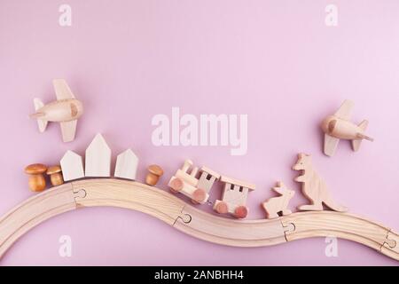 Null Abfall. Eco Holzspielzeug auf rosa Hintergrund. Flach. Ansicht von oben Stockfoto