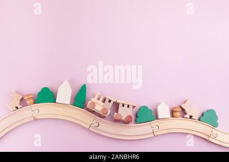 Null Abfall. Eco Holzspielzeug auf rosa Hintergrund. Flach. Ansicht von oben Stockfoto