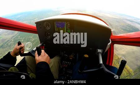 Extreme Lektion auf Sportflugzeug, POV der Mann an der Systemsteuerung, Adrenalin Stockfoto