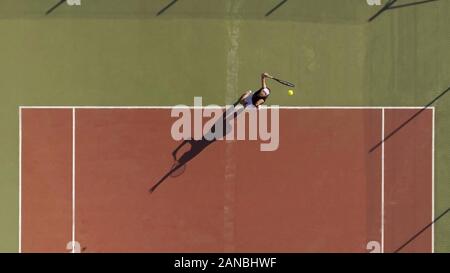 Athletische Frau in Gap, Tennis, Luftaufnahme auf weibliche Praktizierende geschossen Stockfoto