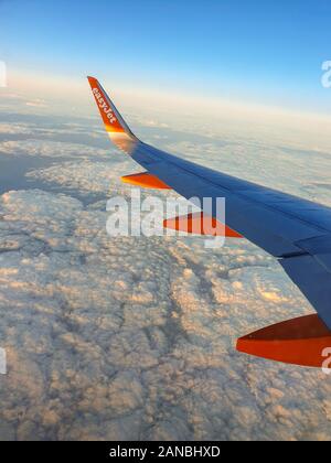 Deutschland - November 30, 2019: Schöne cloudscape Blick aus dem Fenster eines easyJet Airbus A320 Flugzeug überfliegt Deutschen Luftraum Stockfoto