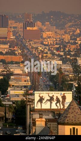 Blick auf den Sunset Blvd. In Hollywood mit Arsenio Hall Plakatwand und stark verschmutztem Himmel um die 1990er Jahre. Stockfoto