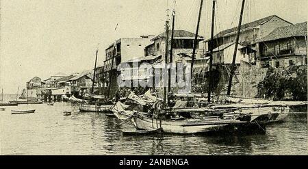 Panama und den Kanal.. xt Pan-ama, Auf der otherhand, die Tide risesand nearlytwenty Füße fällt. Während ein Teil der Nachricht wir sehen hunderschaften Wand hightide und mit num-Mitglieder der kleinen fruitand Angeln in der Nähe von Es boatsanchored. an der gleichen Stelle atlow Tide wouldscarcely erkannt werden - anerkannte. Die vesselsare liegen auf drybottom und beingunloaded theircargoes sind. Von unten Leuchtetund der coastall Art der Früchte werden in diese Boote geholt, und wdienthe Ebbe ist, ist der Strand Markt macht einen seltsamen Anblick. Alte Kathedrale Glocken, Panama City. § 4 ECUADOR Hüte zu Hause Wir hören oft die Namen von Panama con-necte Stockfoto