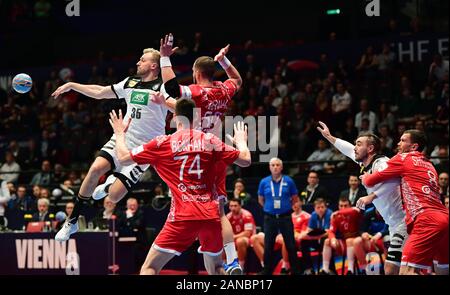 Wien, Österreich. 16 Jan, 2020. Handball: Em, Hauptrunde, Gruppe 1, 1. Spieltag, Weißrussland - Deutschland in der Wiener Stadthalle. Julius Kühn (l) in Deutschland in Aktion gegen Wjatschaslau Bochan (2. von links, viachaslau Bokhan) und Arziom Karalek (3. von links, Artsem Karalek) von Belarus, neben ihm Jannik Kohlbacher (2. von Rechts) von Deutschland Quelle: Robert Michael/dpa-Zentralbild/dpa/Alamy leben Nachrichten Stockfoto