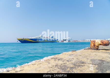 Naxos, Griechenland - 14 August 2019; Griechenland Kykladen Insel mit Fähren im Hafen von Pier entlang der Uferpromenade. Stockfoto