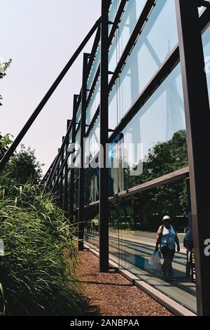 Glas in der Vorderseite Museum du quai Branly Stockfoto