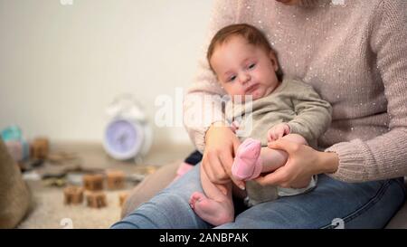 Mumie, rosa Socken auf adorable Baby Mädchen, Kind Kleidung und Zubehör Stockfoto