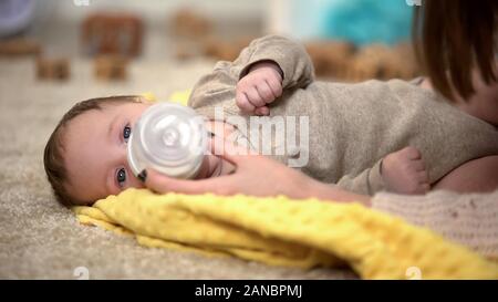 Kleines Kind Konsummilch Formel von der Flasche nett, Vitamin Komplex für Babys Stockfoto