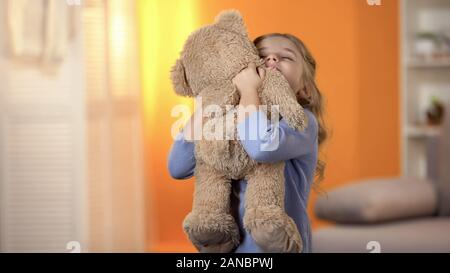 Süße kleine Mädchen umarmt Teddybär, Lieblingsspielzeug, glückliche Kindheit, beste vorhanden Stockfoto