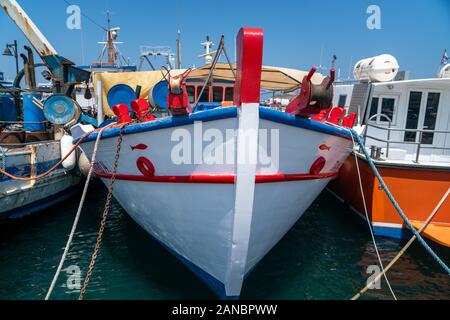 Naxos, Griechenland - 14 August 2019; griechische Kykladen Insel neu lackiert weiß rot und blau Fischerboot am Dock festgemacht. 1 Stockfoto