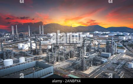 Luftaufnahme von Öl Raffinerieanlage, Industrie Petrochemische bei Sonnenuntergang, Thailand Stockfoto