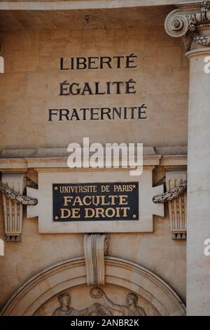 Fakultät für Rechtswissenschaften an der Sorbonne mit der Legende von "Freiheit, Brüderlichkeit, Gleichheit" Stockfoto