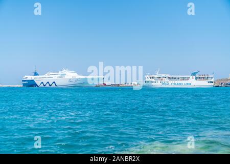 Naxos, Griechenland - 14 August 2019; griechische Kykladen Insel zwei Fährlinien im Hafen Naxos Bug an Bug festgemacht. Stockfoto