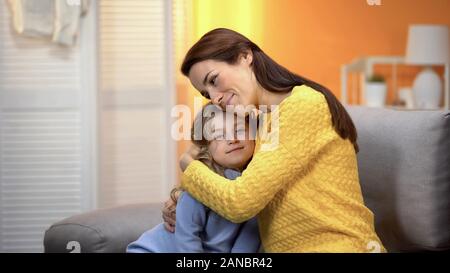 Lächelnd schöne Frauen zärtlich umarmt glücklich Tochter im Vorschulalter, Vertrauen Stockfoto