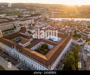 Luftaufnahme von Coimbra mit der Universität an der Spitze des Hügels bei Sonnenuntergang, Portugal Stockfoto