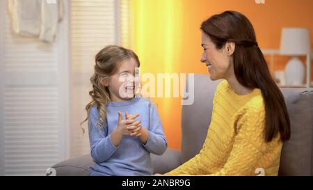 Fröhliche Mutter und Tochter erzählt lustige Geschichten und Lachen, Spaß Stockfoto