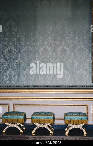 Kleine Bänke im Schloss von Versailles Stockfoto