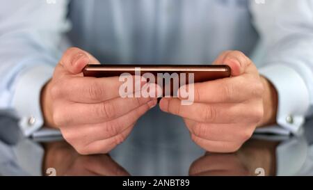 In männlichen Händen closeup, Business Application Smartphone, soziale Netzwerke, Gadget Stockfoto