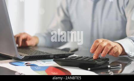 Buchhalter Vorbereitung Bericht laptop, Finanzexperte der Analyse Diagramm Dokument Stockfoto