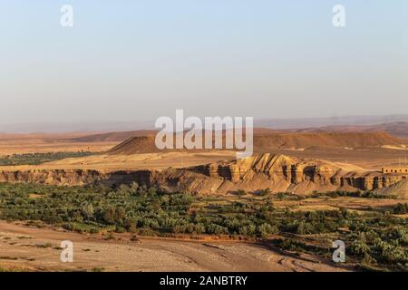 Blick auf die Oase/Tal von der UNESCO zum Weltkulturerbe Kasbah Ait Ben Haddou in der Nähe des Atlasgebirges, Erding, Ouarzazate Provinz, Souss-Massa-Dr Stockfoto