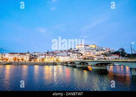 Schönen und historischen Coimbra Stadtbild mit der Universität an der Spitze des Hügels am Abend, Portugal Stockfoto