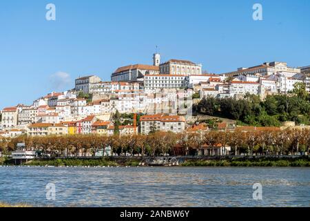 Die wunderschöne Altstadt von Coimbra auf dem Hügel von Mondego Fluss, Portugal Stockfoto