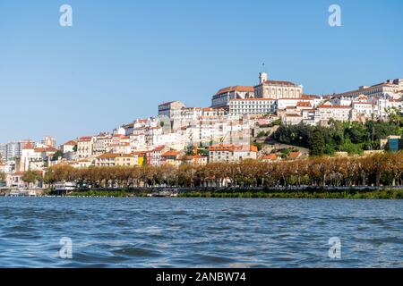 Die wunderschöne Altstadt von Coimbra auf dem Hügel von Mondego Fluss, Portugal Stockfoto