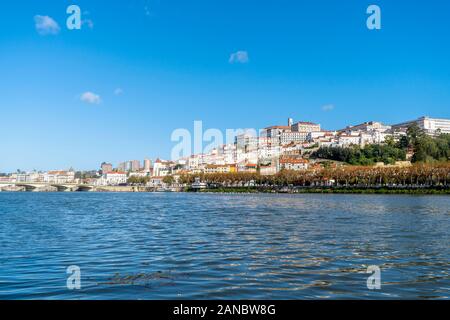 Die wunderschöne Altstadt von Coimbra auf dem Hügel von Mondego Fluss, Portugal Stockfoto