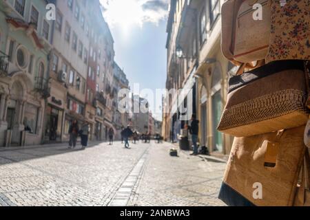 Hauptstraße in Coimbra mit Kork Taschen aus Souvenirshop, Portugal Stockfoto