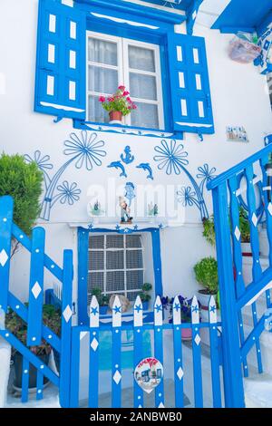 Naxos, Griechenland - 14 August 2019; Außen Eingang hoch in Blau und Weiß gehalten und mit Ornamenten an der Wand hängen. Stockfoto