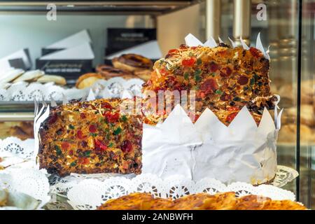 Leckere traditionelle Bolo-rei in Bäckerei, Coimbra, Portugal Stockfoto