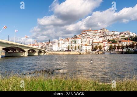 Die wunderschöne Altstadt von Coimbra auf dem Hügel von Mondego Fluss, Portugal Stockfoto