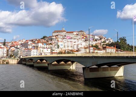 Die wunderschöne Altstadt von Coimbra auf dem Hügel von Mondego Fluss, Portugal Stockfoto