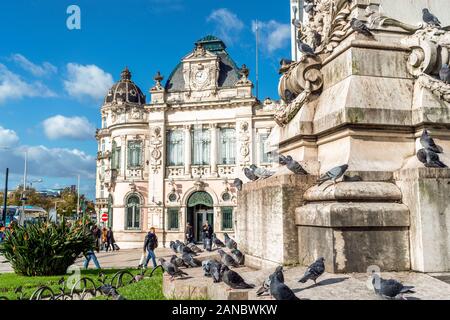 Viele Tauben vor der Bank von Portugal, Coimbra, Portugal Stockfoto