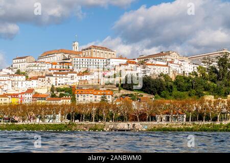 Die wunderschöne Altstadt von Coimbra auf dem Hügel von Mondego Fluss, Portugal Stockfoto