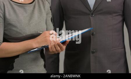 Weibliche Arbeitnehmer Notizen auf den Plan, treffen mit männlichen Chef, Bericht Stockfoto