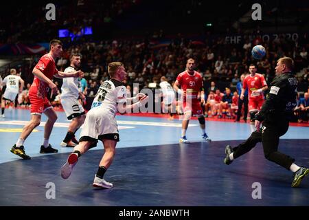 Wien, Österreich. 16 Jan, 2020. Handball: Em, Hauptrunde, Gruppe 1, 1. Spieltag, Weißrussland - Deutschland in der Wiener Stadthalle. Timo Kastening (3. von links) von Deutschland in Aktion gegen Torwart Ivan Mazkevich (r, Ivan Matskevich) von Belarus. Credit: Robert Michael/dpa-Zentralbild/dpa/Alamy leben Nachrichten Stockfoto