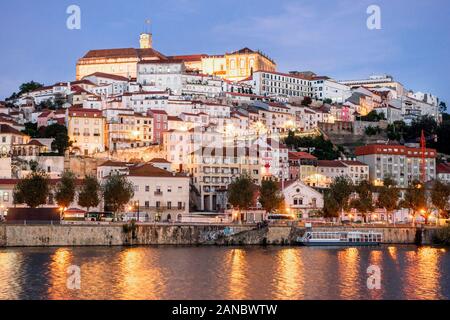 Schönen und historischen Coimbra Stadtbild mit der Universität an der Spitze des Hügels am Abend, Portugal Stockfoto