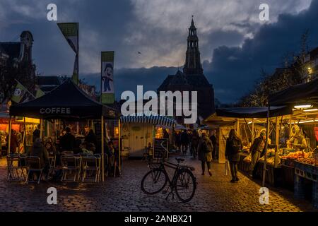 Die Vismarkt im Zentrum von Groningen bei Dämmerung mit im Hintergrund der Aa-Kerk, eines der Wahrzeichen der Stadt, die Niederlande 2019. Stockfoto