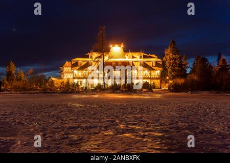 Am Abend historische Gebäude auf dem See Strbske Pleso beleuchtet. Die Slowakei, Europa Stockfoto