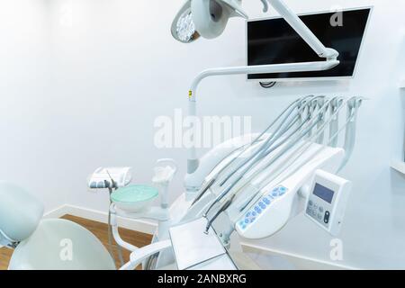 Moderne zahnmedizinische Praxis. Behandlungsstuhl und anderes Zubehör von den Zahnärzten in Blau, Medic Licht verwendet. Medizinisches Konzept. Stockfoto