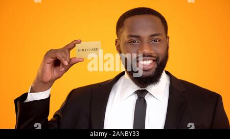 Stattliche zuversichtlich Afrikanisch-amerikanische Mann im Anzug, Gold Card, Mitglied Stockfoto