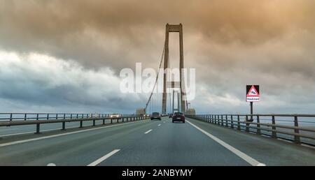 Oresund Schweden - 15. März 2019: Oresesund Brücke bei Wind und Zeichen für starken Wind Stockfoto