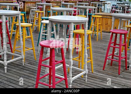 Bunte Stühle und Tische in einer Bar am Meer ; Bulgarien ; Stockfoto