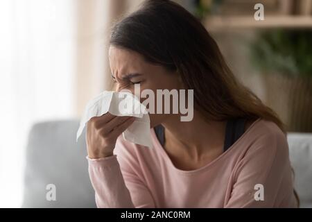 Kopf Nahaufnahme kranke junge Lady mit Papier Taschentuch. Stockfoto